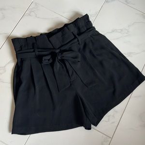 CUTE!!! Women’s Medium paper bag waist shorts